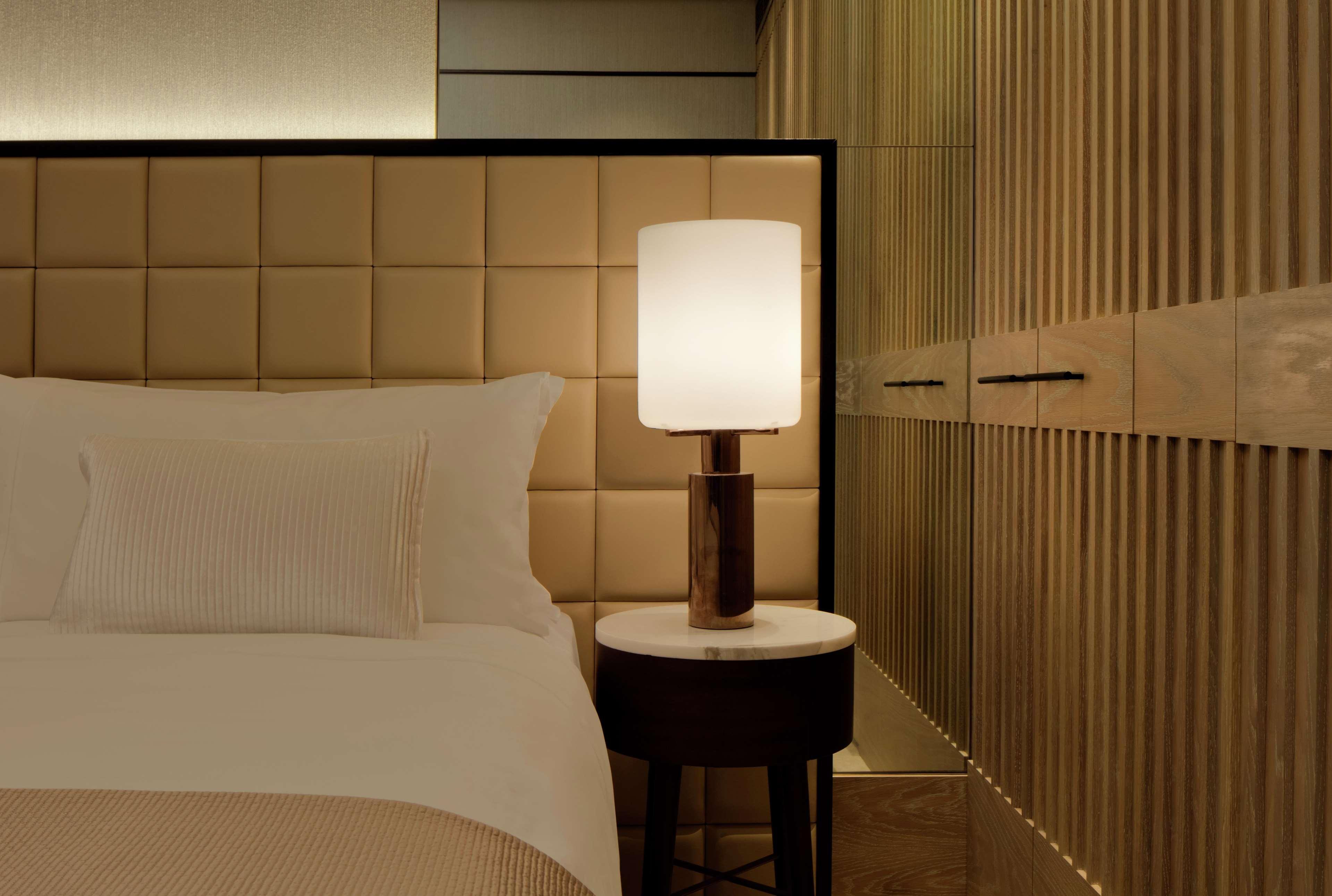 Waldorf Astoria Dubai International Financial Centre Hotel Luaran gambar A table lamp