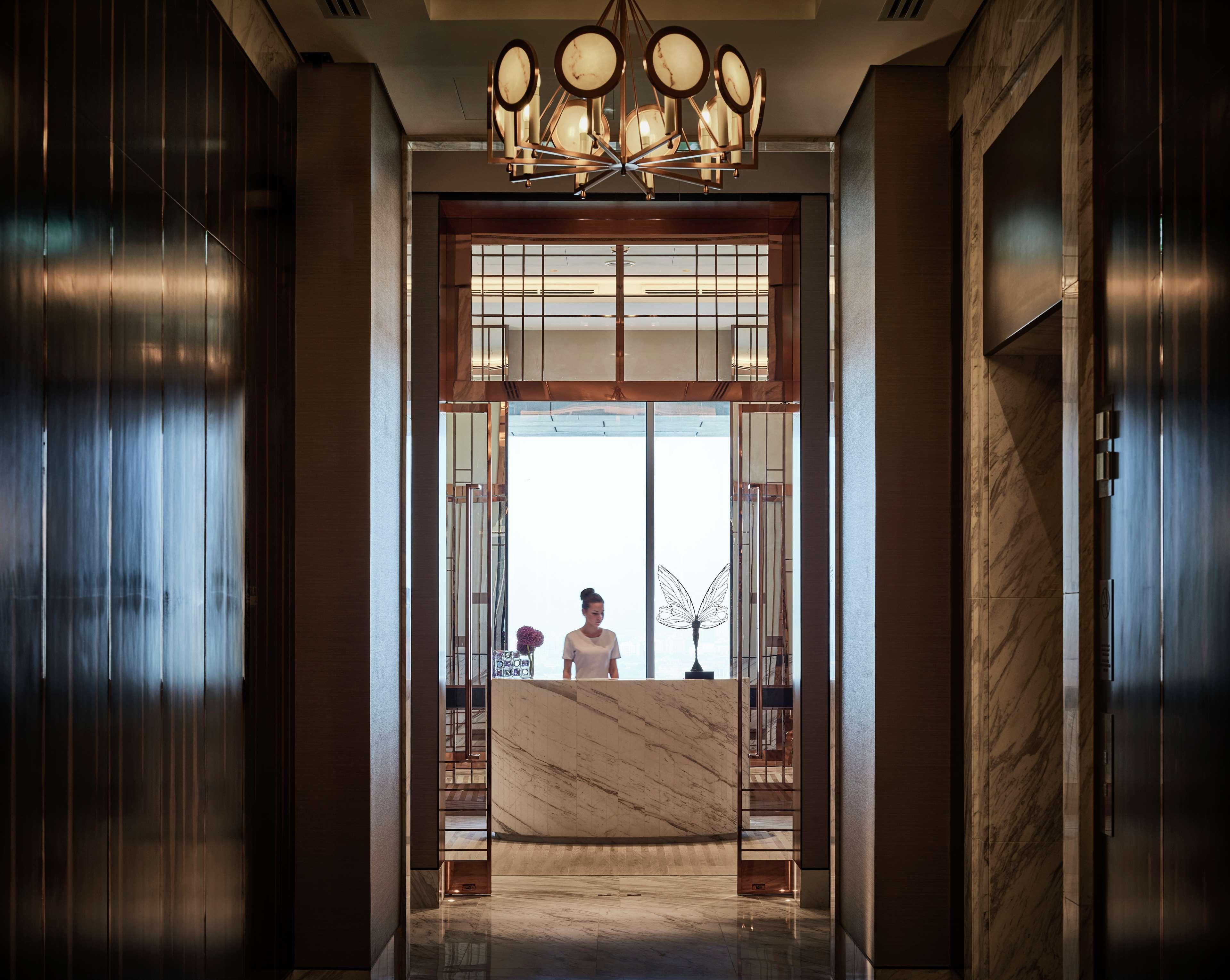 Waldorf Astoria Dubai International Financial Centre Hotel Luaran gambar The Concierge