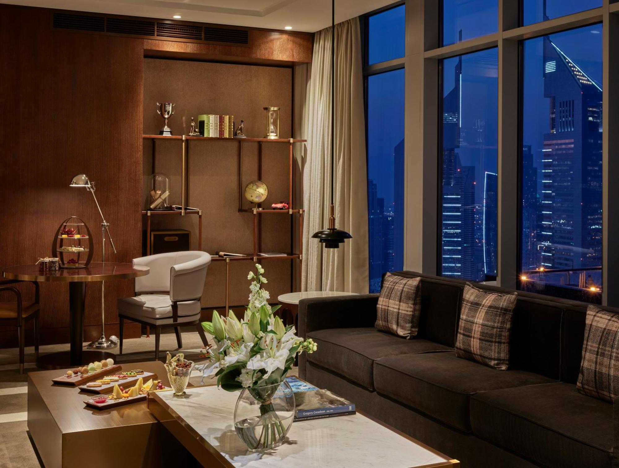 Waldorf Astoria Dubai International Financial Centre Hotel Luaran gambar The living room of a suite at the Ritz-Carlton, Dubai